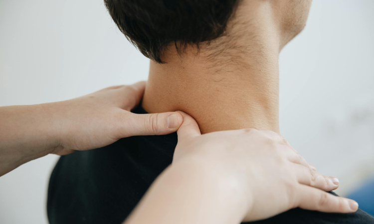Đi tẩm quất chữa đau vai g&aacute;y, ch&agrave;ng trai 27 tuổi su&yacute;t liệt nửa người sau tiếng &ldquo;rắc&rdquo; - Ảnh 4.