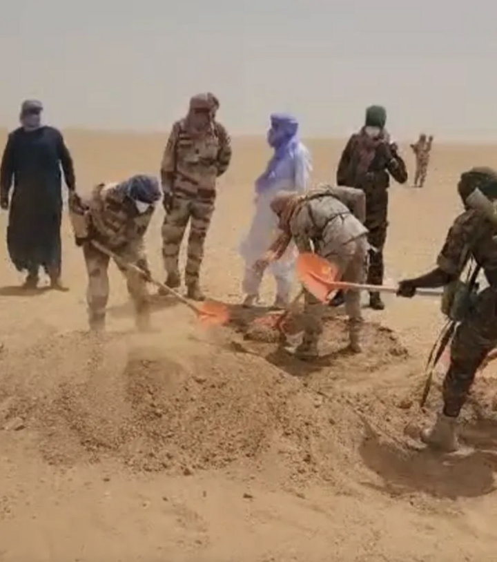 Thảm kịch xe tải hỏng giữa sa mạc Sahara khiến gần 50 người chết kh&aacute;t - Ảnh 2.