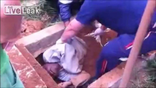 Đi thăm mộ, người phụ nữ b&agrave;ng ho&agrave;ng thấy 