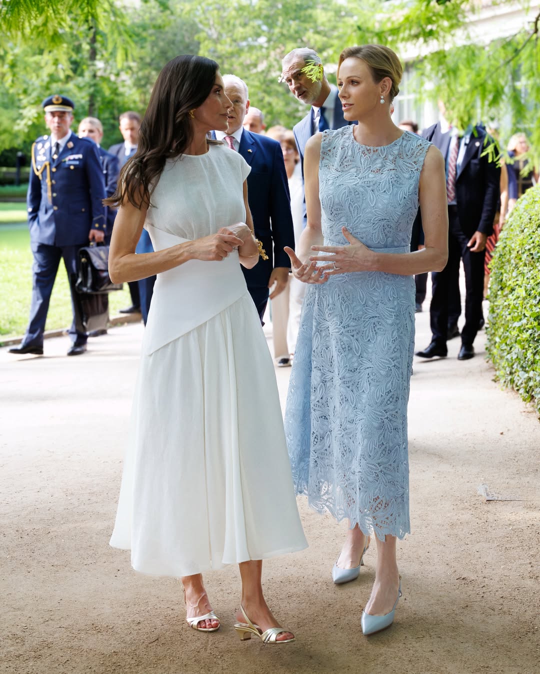 Vương phi Charlene v&agrave; Vương hậu Letizia tỏa s&aacute;ng với phong c&aacute;ch thời trang ấn tượng tại Madrid - Ảnh 2.
