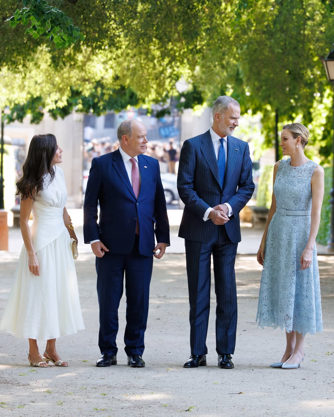 Vương phi Charlene v&agrave; Vương hậu Letizia tỏa s&aacute;ng với phong c&aacute;ch thời trang ấn tượng tại Madrid - Ảnh 1.