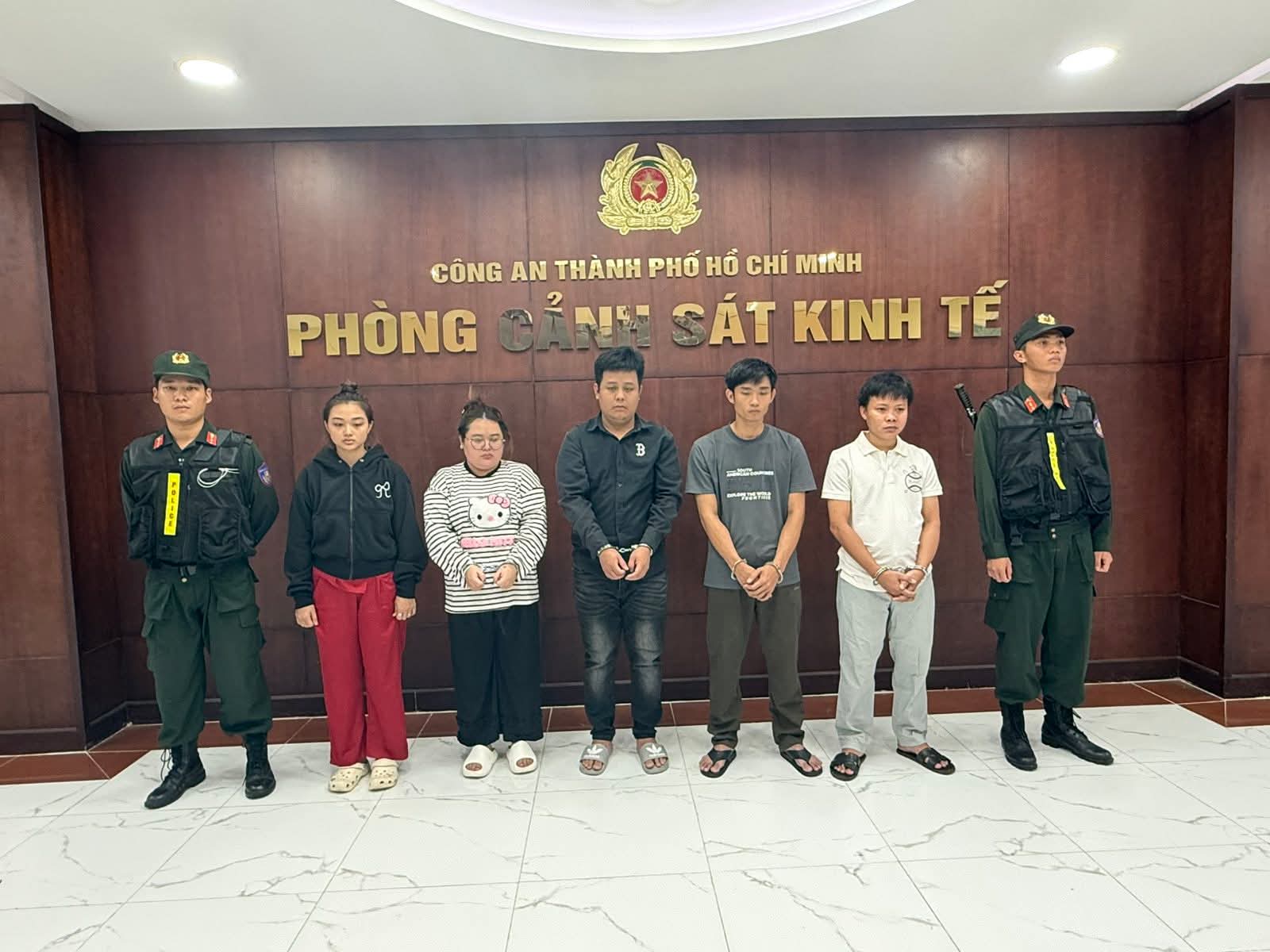 Triệt phá đường dây sản xuất dép giả Nike , Adidas , Gucci tại TP . HCM năm 2026 - Ảnh 1. Triệt phá đường dây sản xuất dép giả Nike , Adidas , Gucci tại TP . HCM năm 2026 - Ảnh 1.