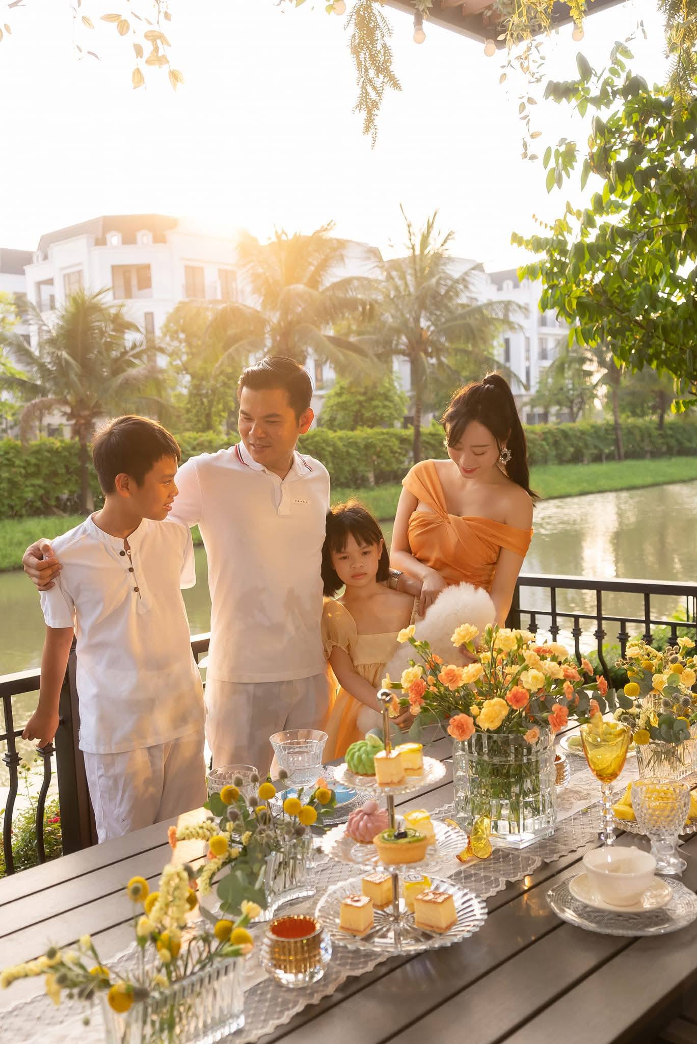 Được chồng y&ecirc;u chiều suốt 16 năm h&ocirc;n nh&acirc;n, ph&uacute; b&agrave; Long Bi&ecirc;n tiết lộ ti&ecirc;u ch&iacute; chọn chồng: C&oacute; một điều rất kh&oacute; giả tạo- Ảnh 4.