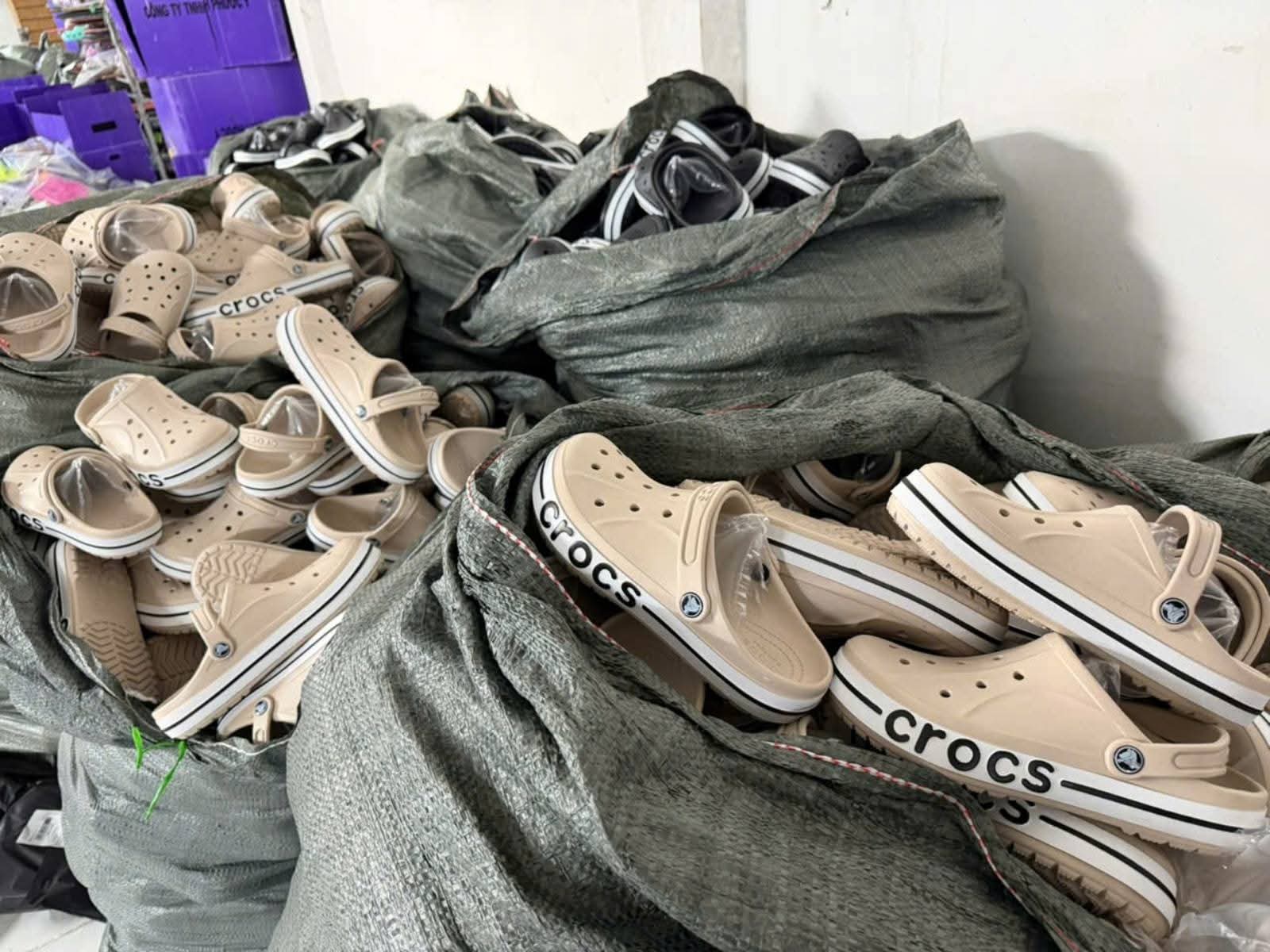 Triệt phá đường dây sản xuất dép giả Nike , Adidas , Gucci tại TP . HCM năm 2026 - Ảnh 5. Triệt phá đường dây sản xuất dép giả Nike , Adidas , Gucci tại TP . HCM năm 2026 - Ảnh 5.