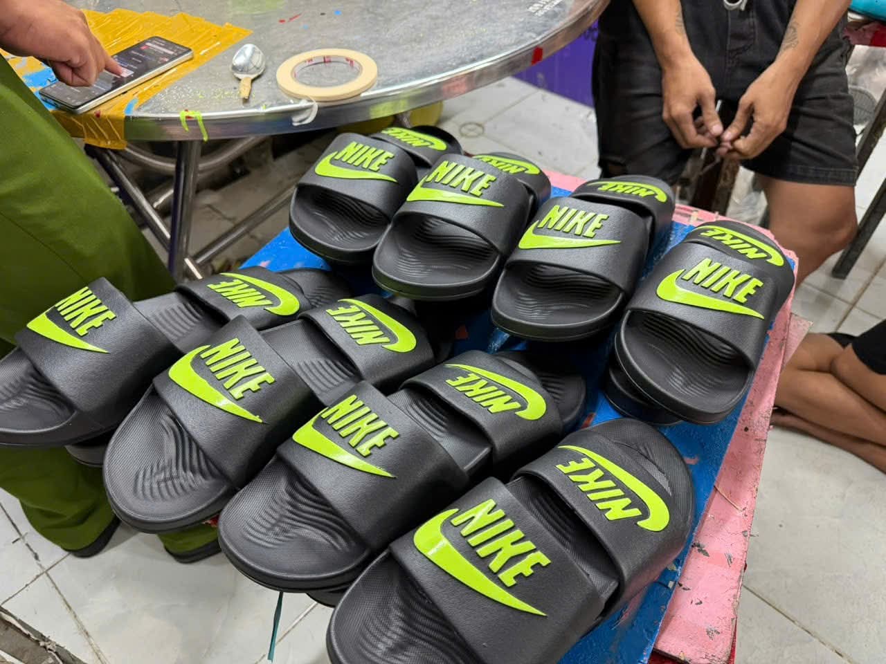 Triệt phá đường dây sản xuất dép giả Nike , Adidas , Gucci tại TP . HCM năm 2026 - Ảnh 4. Triệt phá đường dây sản xuất dép giả Nike , Adidas , Gucci tại TP . HCM năm 2026 - Ảnh 4.