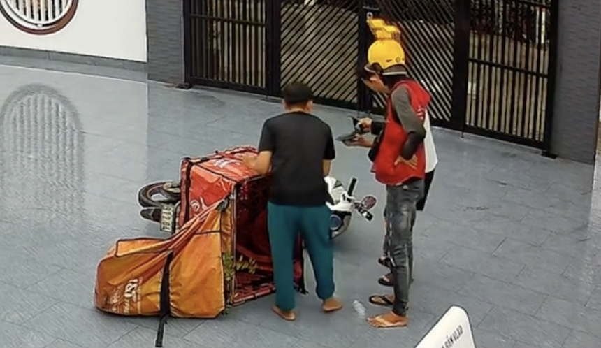Shipper gặp nạn h&agrave;i hước khi giao h&agrave;ng: C&acirc;u chuyện đ&aacute;ng nhớ từ camera an ninh - Ảnh 1.