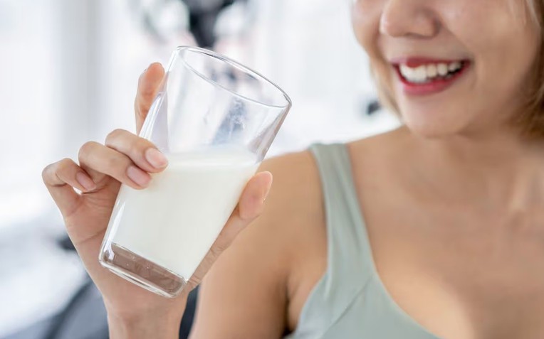 Gội đầu kiểu n&agrave;y cực hại da đầu lại dễ g&acirc;y h&oacute;i: Đ&aacute;ng tiếc nhiều người Việt vẫn mắc, thay đổi ngay h&ocirc;m nay để cứu lấy m&aacute;i t&oacute;c - Ảnh 3.