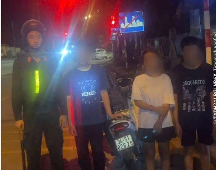 L&aacute;i xe kh&ocirc;ng đội mũ bảo hiểm v&agrave; chống trả C&ocirc;ng an bằng hơi cay Tại Hải Ph&ograve;ng - Ảnh 1.