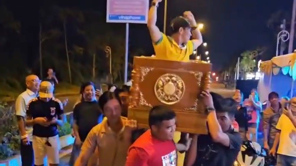Nh&oacute;m người khi&ecirc;ng quan t&agrave;i c&oacute; người sống tại Cần Thơ g&acirc;y n&aacute;o loạn phố phường - Ảnh 1.