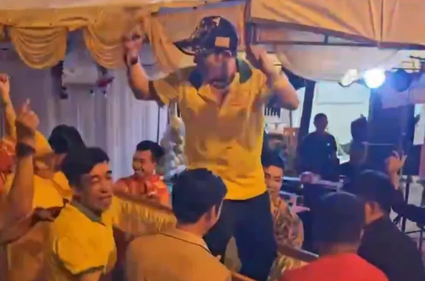 X&aacute;c minh clip nh&oacute;m người khi&ecirc;ng quan t&agrave;i c&oacute; người sống, nhảy m&uacute;a giữa phố - Ảnh 2.