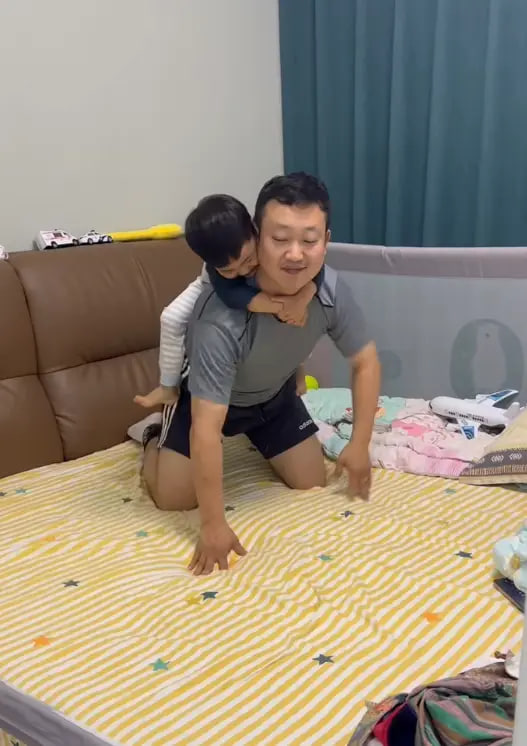 Bé trai 3 tuổi chưa biết mẹ đã qua đời, ngày nào cũng đòi đi tìm mẹ, người cha nghẹn lòng nói dối: 
