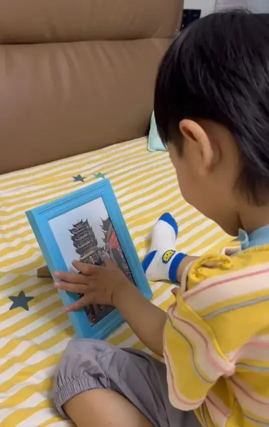 Bé trai 3 tuổi chưa biết mẹ đã qua đời, ngày nào cũng đòi đi tìm mẹ, người cha nghẹn lòng nói dối: 