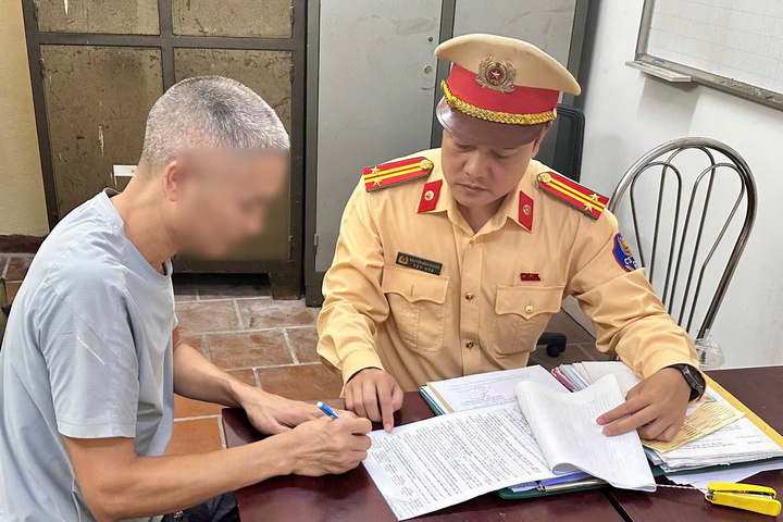 Phạt t&agrave;i xế xe tải l&agrave;m rơi b&ugrave;n đất tại H&agrave; Nội g&acirc;y tai nạn cho người đi xe m&aacute;y - Ảnh 1.