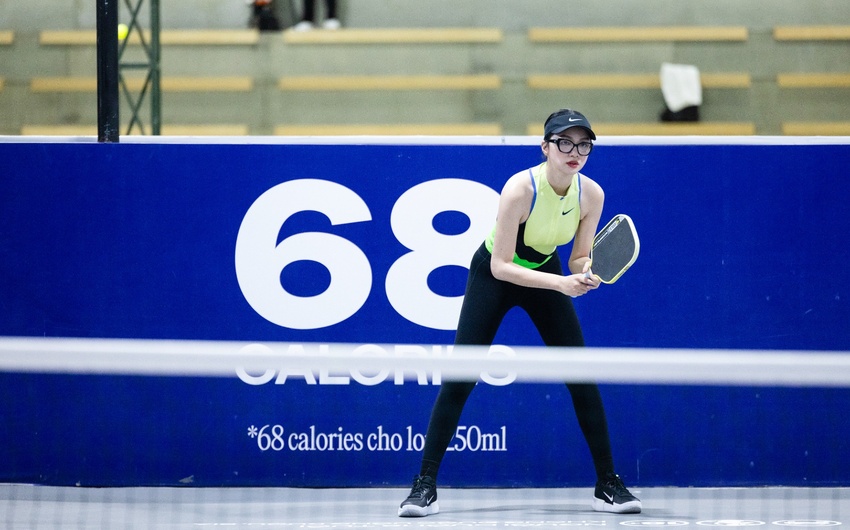 Hương Giang tất bật sau khi về nước, ra s&acirc;n đấu pickleball c&ugrave;ng Minh Hằng, Bảo Thy  - Ảnh 1.