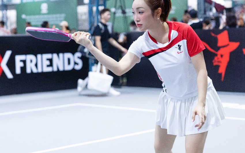 Hương Giang tất bật sau khi về nước, ra s&acirc;n đấu pickleball c&ugrave;ng Minh Hằng, Bảo Thy  - Ảnh 4.