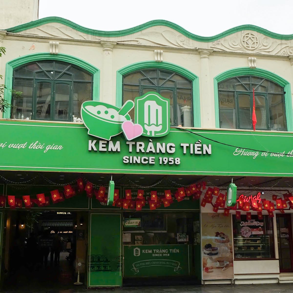 NSƯT Ch&iacute; Trung dẫn &Yacute; Lan thưởng thức kem Tr&agrave;ng Tiền 15 . 000 Đồng nổi tiếng H&agrave; Nội - Ảnh 12.