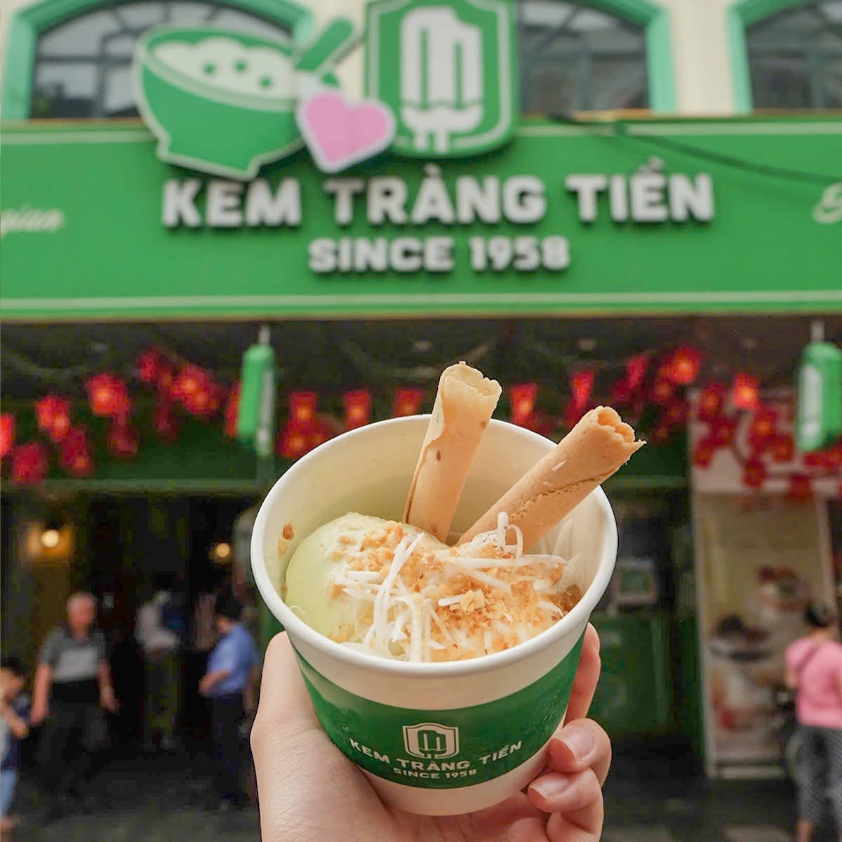 NSƯT Ch&iacute; Trung dẫn &Yacute; Lan thưởng thức kem Tr&agrave;ng Tiền 15 . 000 Đồng nổi tiếng H&agrave; Nội - Ảnh 9.