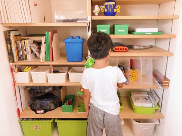 Trẻ th&iacute;ch sắp xếp đồ vật c&oacute; phải l&agrave; t&iacute;nh trật tự hay dấu hiệu lo &acirc;u? - Ảnh 1.