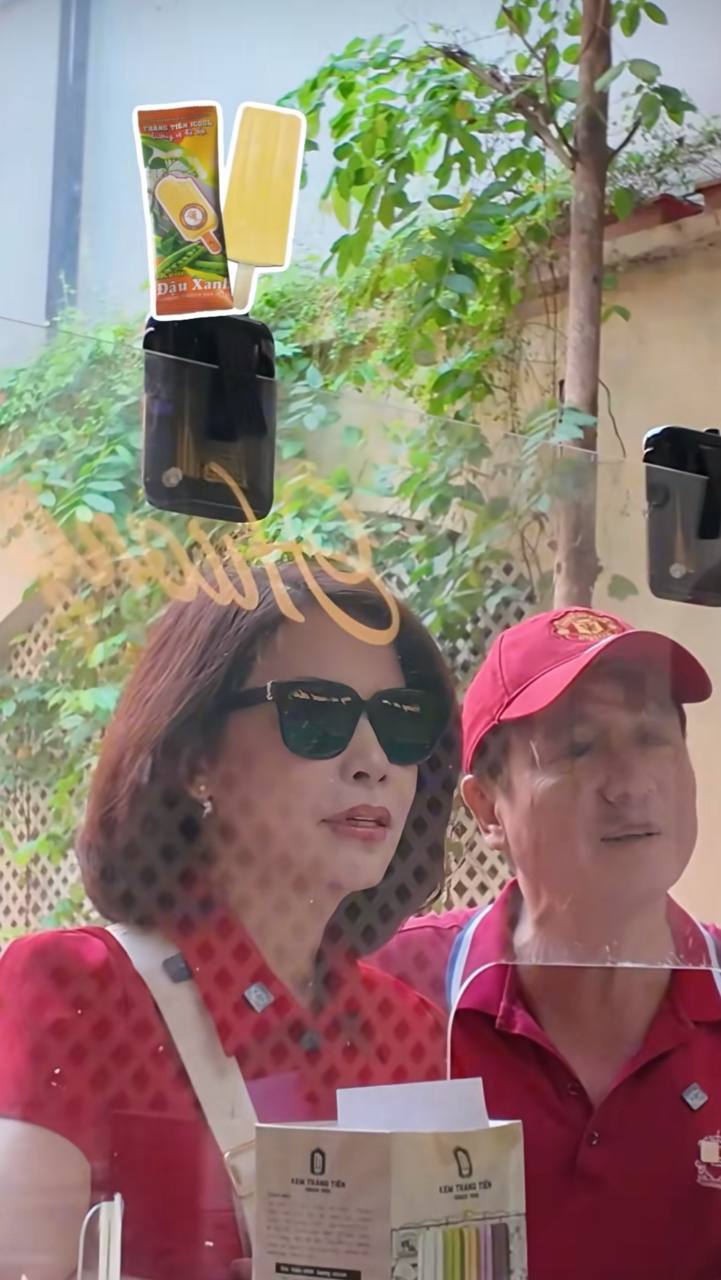 NSƯT Ch&iacute; Trung dẫn &Yacute; Lan thưởng thức kem Tr&agrave;ng Tiền 15 . 000 Đồng nổi tiếng H&agrave; Nội - Ảnh 2.