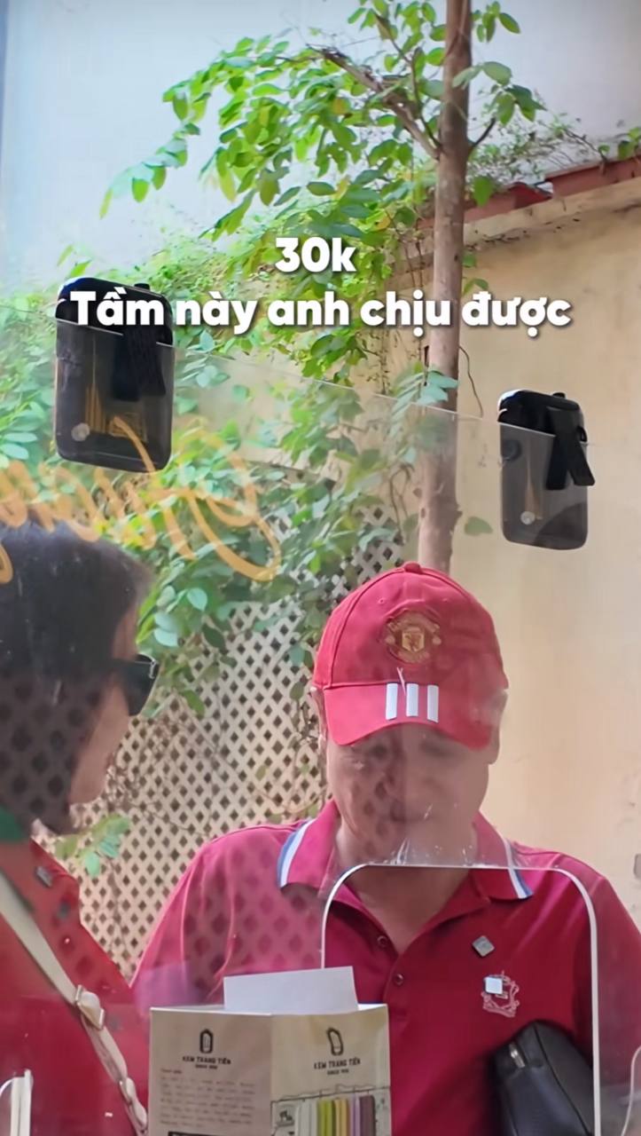 NSƯT Ch&iacute; Trung dẫn &Yacute; Lan thưởng thức kem Tr&agrave;ng Tiền 15 . 000 Đồng nổi tiếng H&agrave; Nội - Ảnh 4.