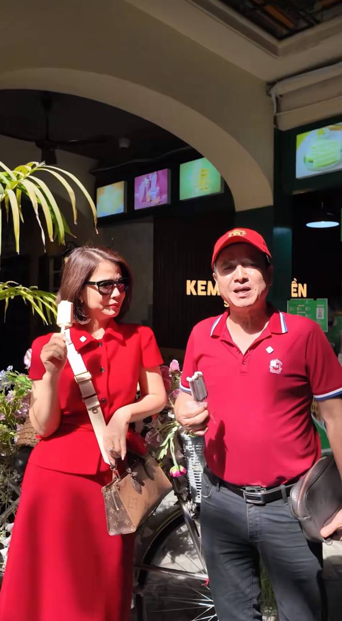 NSƯT Ch&iacute; Trung dẫn &Yacute; Lan thưởng thức kem Tr&agrave;ng Tiền 15 . 000 Đồng nổi tiếng H&agrave; Nội - Ảnh 5.