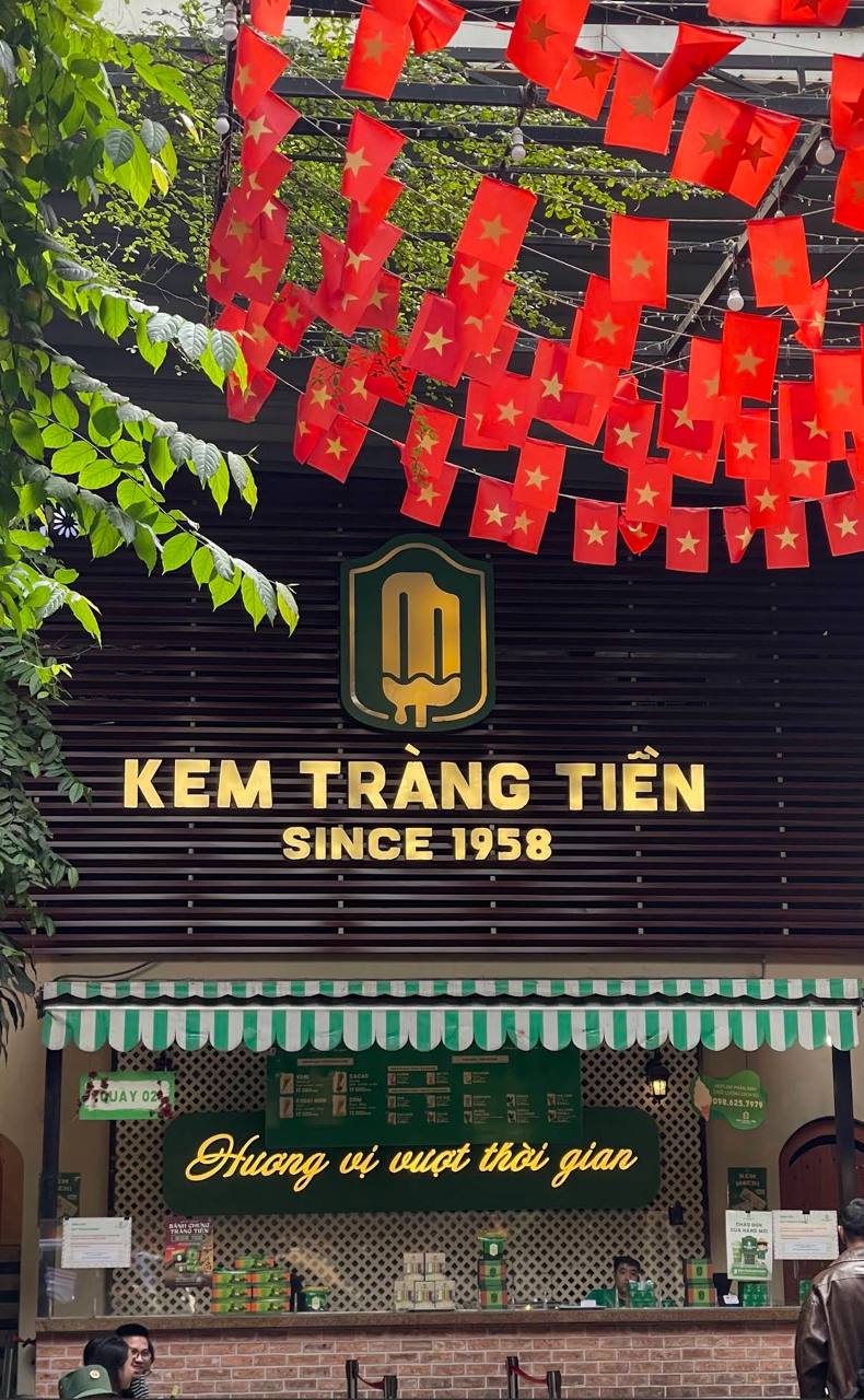 NSƯT Ch&iacute; Trung dẫn &Yacute; Lan thưởng thức kem Tr&agrave;ng Tiền 15 . 000 Đồng nổi tiếng H&agrave; Nội - Ảnh 11.
