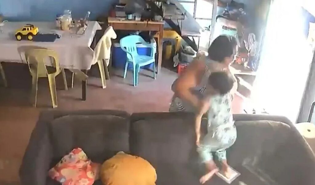 Cụ bà ôm chặt cháu nhỏ trong trận động đất 7 , 8 độ ở Philippines - Ảnh 1. Cụ bà ôm chặt cháu nhỏ trong trận động đất 7 , 8 độ ở Philippines - Ảnh 1.