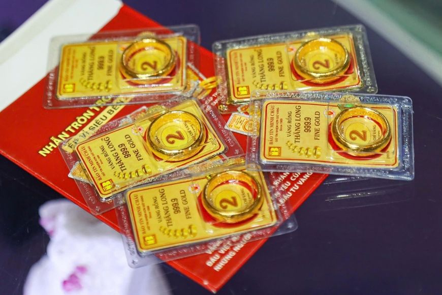 Mua v&agrave;ng đừng chỉ nh&igrave;n gi&aacute; - Ảnh 1.