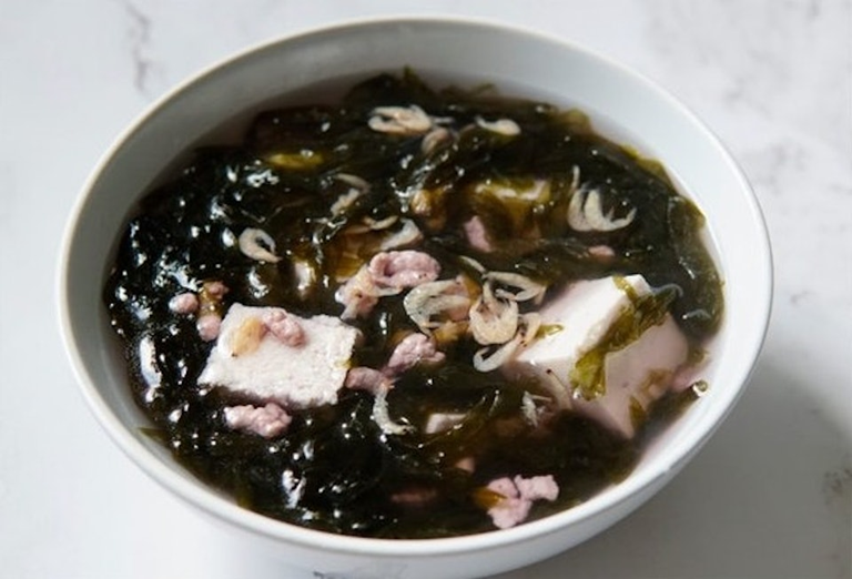 Người phụ nữ 50 tuổi bị lo&atilde;ng xương v&igrave; thường xuy&ecirc;n ăn b&aacute;nh m&igrave;, b&aacute;c sĩ tiết lộ 1 thủ phạm - Ảnh 2.