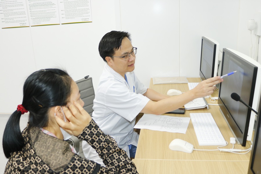 Đưa con đi kh&aacute;m bệnh, người cha bất ngờ th&agrave;nh bệnh nh&acirc;n cấp cứu - Ảnh 3.