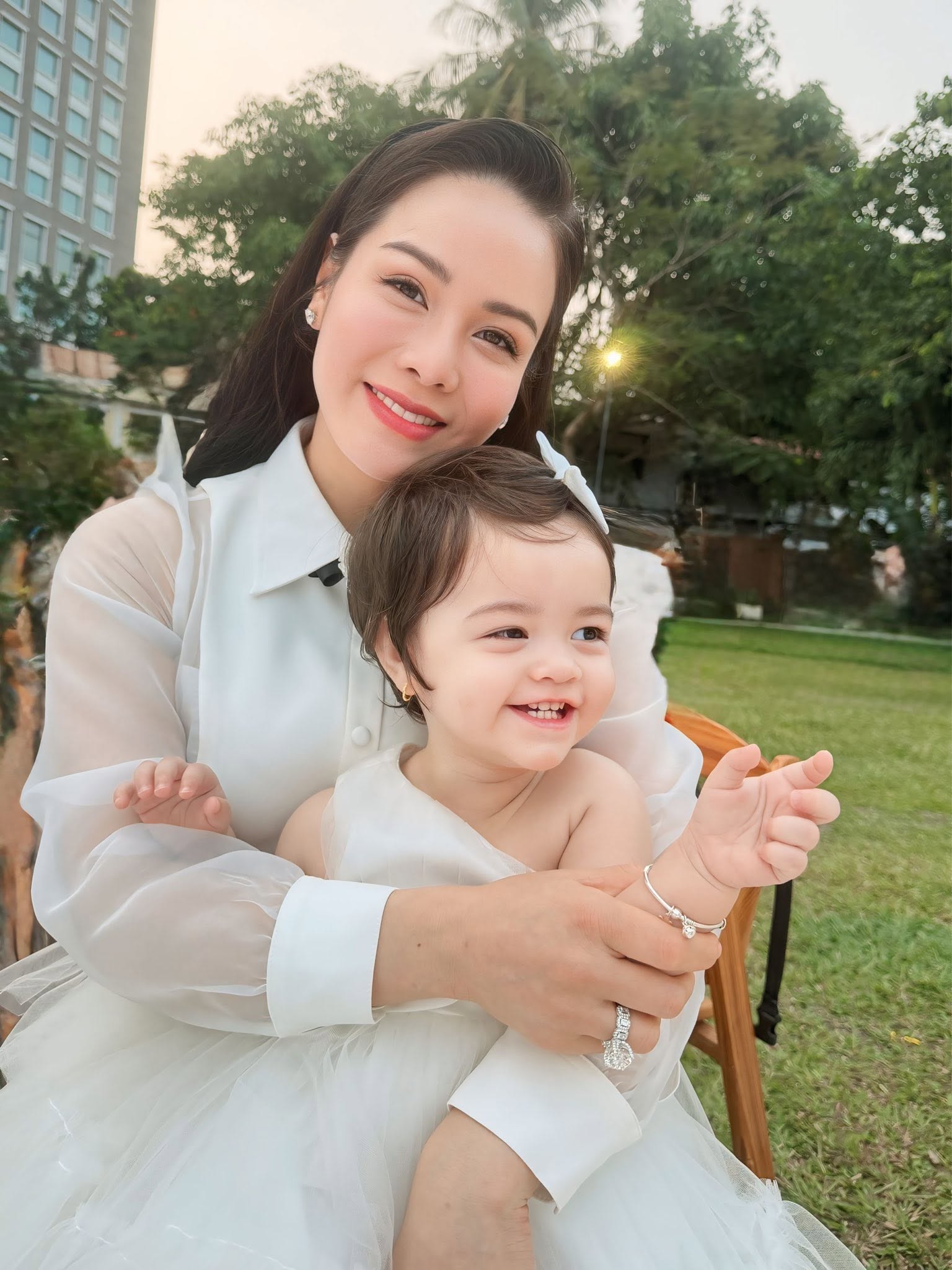 Mẹ đơn th&acirc;n ng&agrave;y c&agrave;ng n&oacute;ng bỏng sau ly h&ocirc;n, l&agrave; nghệ sĩ, 