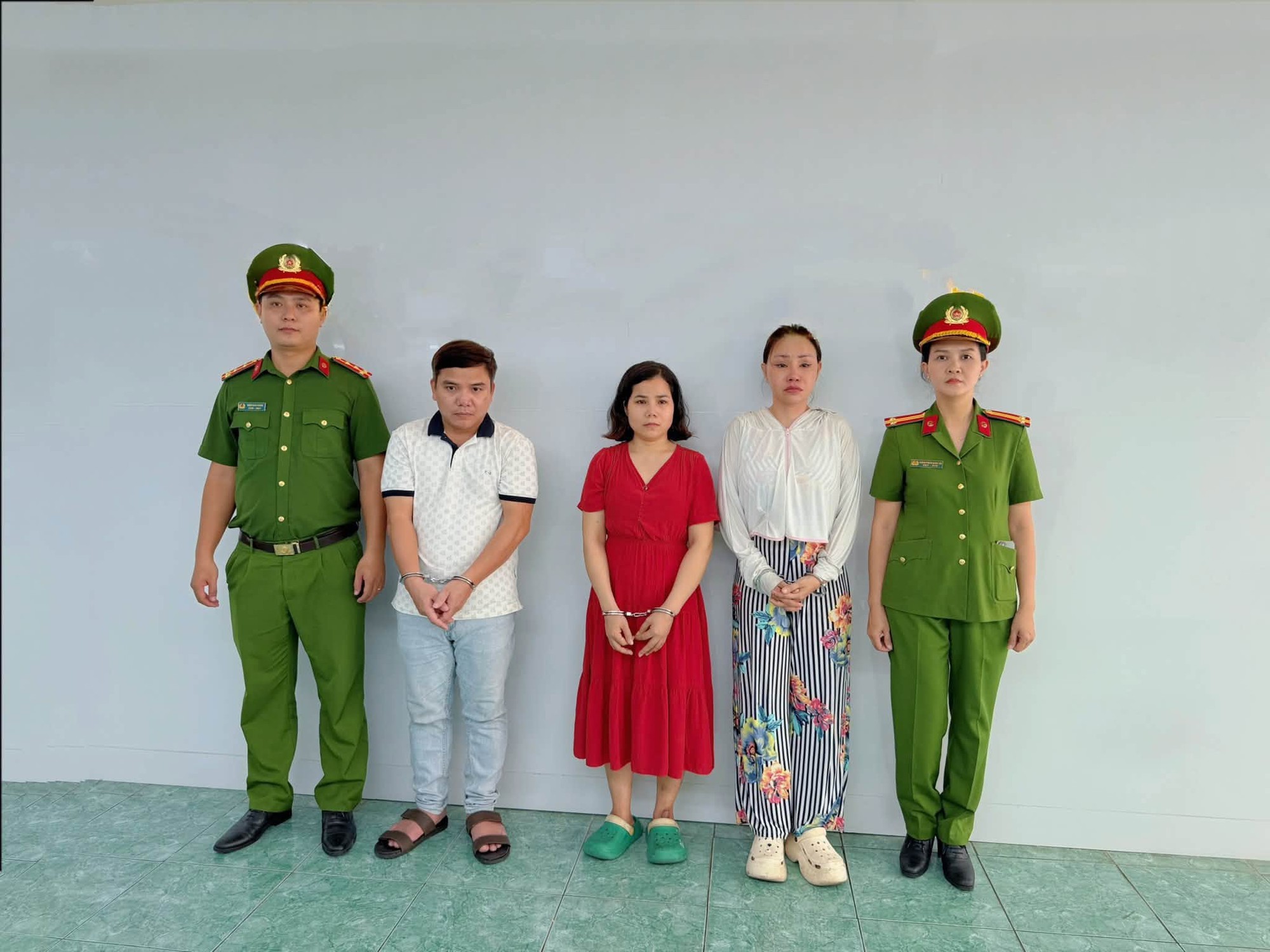 C&ocirc; g&aacute;i tử vong sau khi truyền trắng da tại TP.HCM: 3 người bị bắt giữ - Ảnh 1.