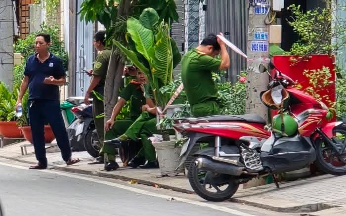 Nghe tiếng k&ecirc;u cứu , h&agrave;ng x&oacute;m ph&aacute;t hiện c&ocirc; g&aacute;i tử vong ở TP . HCM , chồng ra đầu th&uacute; - Ảnh 1.