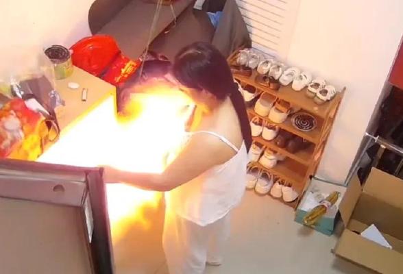 Quả bóng tưởng đã xẹp vẫn phát nổ, mẹ bị bỏng tay, cháy tóc: Bạn còn dám mua loại đồ chơi này cho con? - Ảnh 1.
