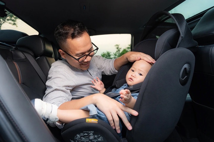 Taxi cũng cần lắp ghế trẻ em để bảo vệ an to&agrave;n h&agrave;nh kh&aacute;ch nhỏ tuổi - Ảnh 1.