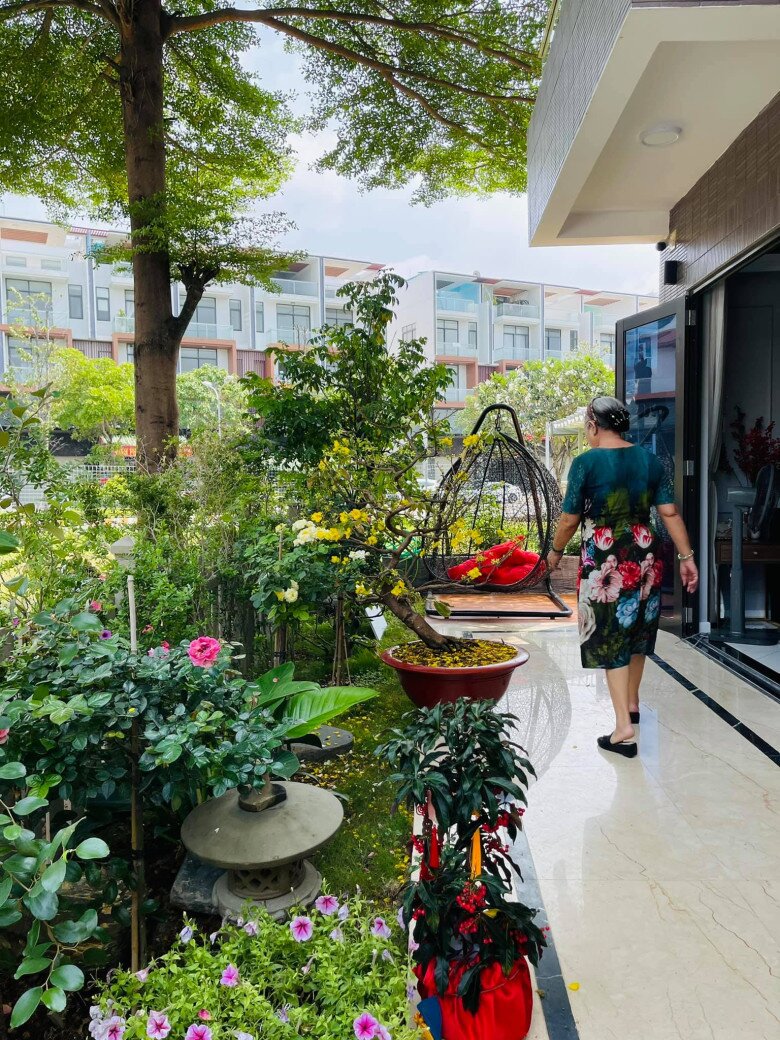 Mẹ đơn th&acirc;n ng&agrave;y c&agrave;ng n&oacute;ng bỏng sau ly h&ocirc;n, l&agrave; nghệ sĩ, 