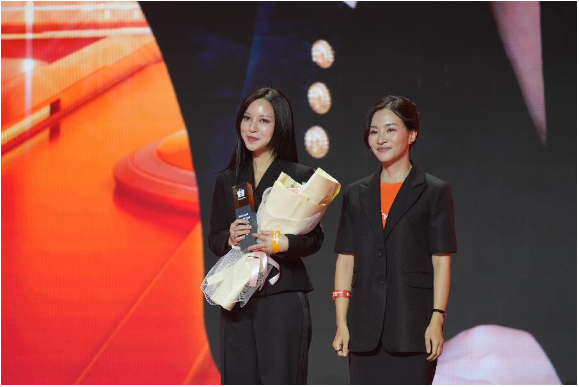 Shopee tiếp tục vinh danh Hannah Olala với giải thưởng Best Premium Livestream Star năm thứ ba li&ecirc;n tiếp - Ảnh 1.