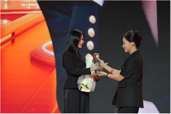 Shopee tiếp tục vinh danh Hannah Olala với giải thưởng Best Premium Livestream Star năm thứ ba li&ecirc;n tiếp - Ảnh 2.