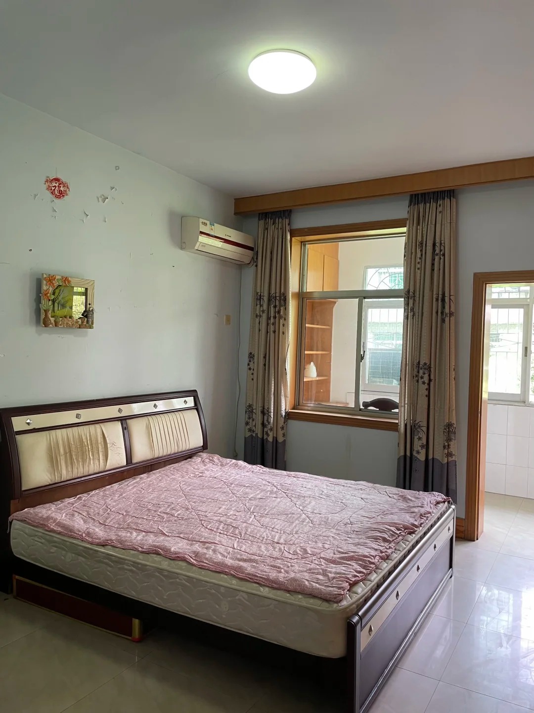Kh&ocirc;ng phải c&ocirc;ng ch&uacute;a nhưng sống trong 
