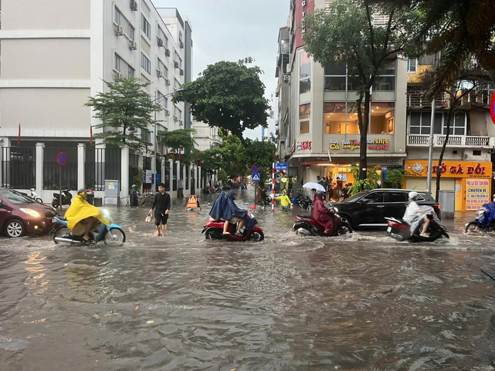 H&agrave; Nội l&yacute; giải nguy&ecirc;n nh&acirc;n ngập cục bộ sau mưa lớn chiều 9 / 7 - Ảnh 1.