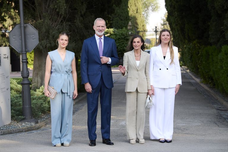Công chúa Leonor ủng hộ Infanta Sofia trong bộ suit mùa hè thanh lịch giá hơn 2 triệu đồng - Ảnh 1.