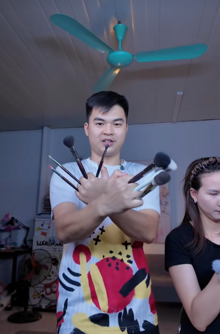 Anh chồng bước ra từ tiểu thuyết: Tự học make up để trang điểm cho vợ, m&agrave;n 