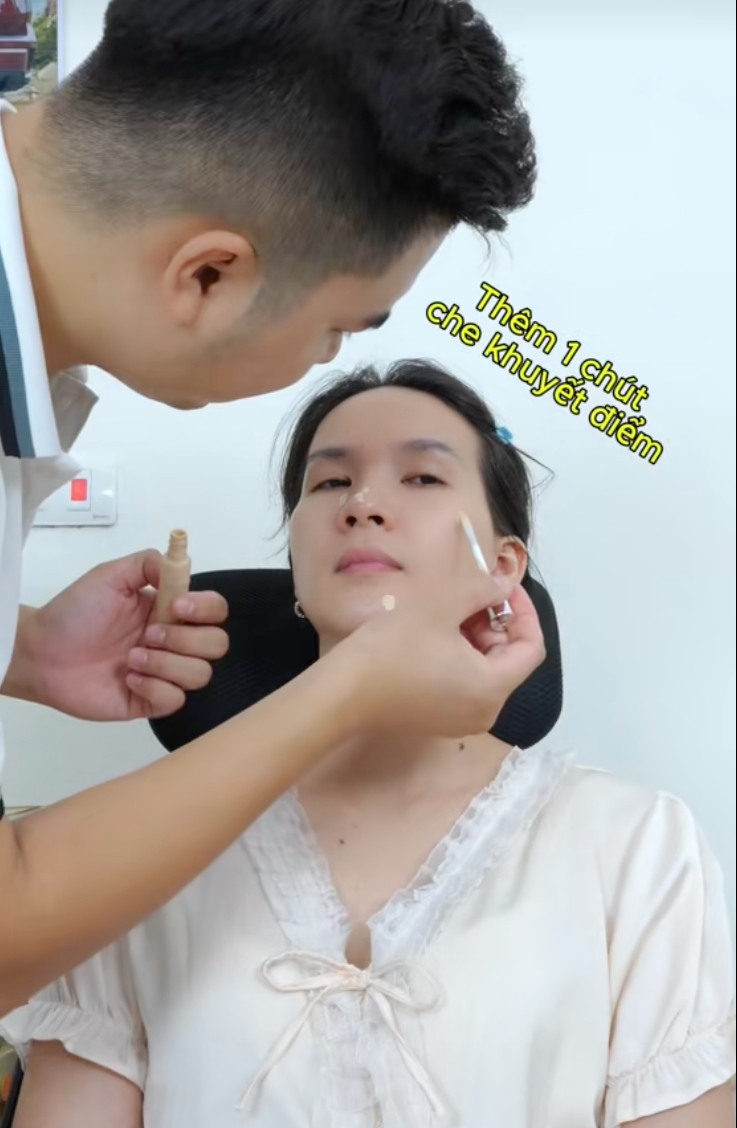 Anh chồng bước ra từ tiểu thuyết: Tự học make up để trang điểm cho vợ, m&agrave;n 