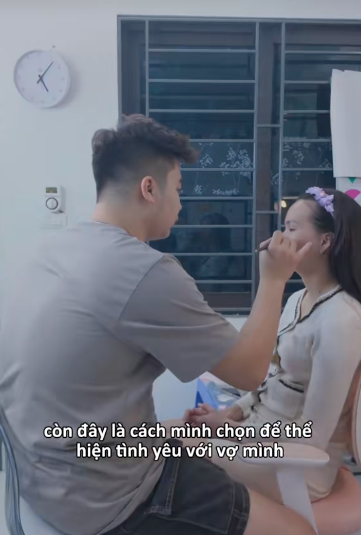 Anh chồng bước ra từ tiểu thuyết: Tự học make up để trang điểm cho vợ, m&agrave;n 
