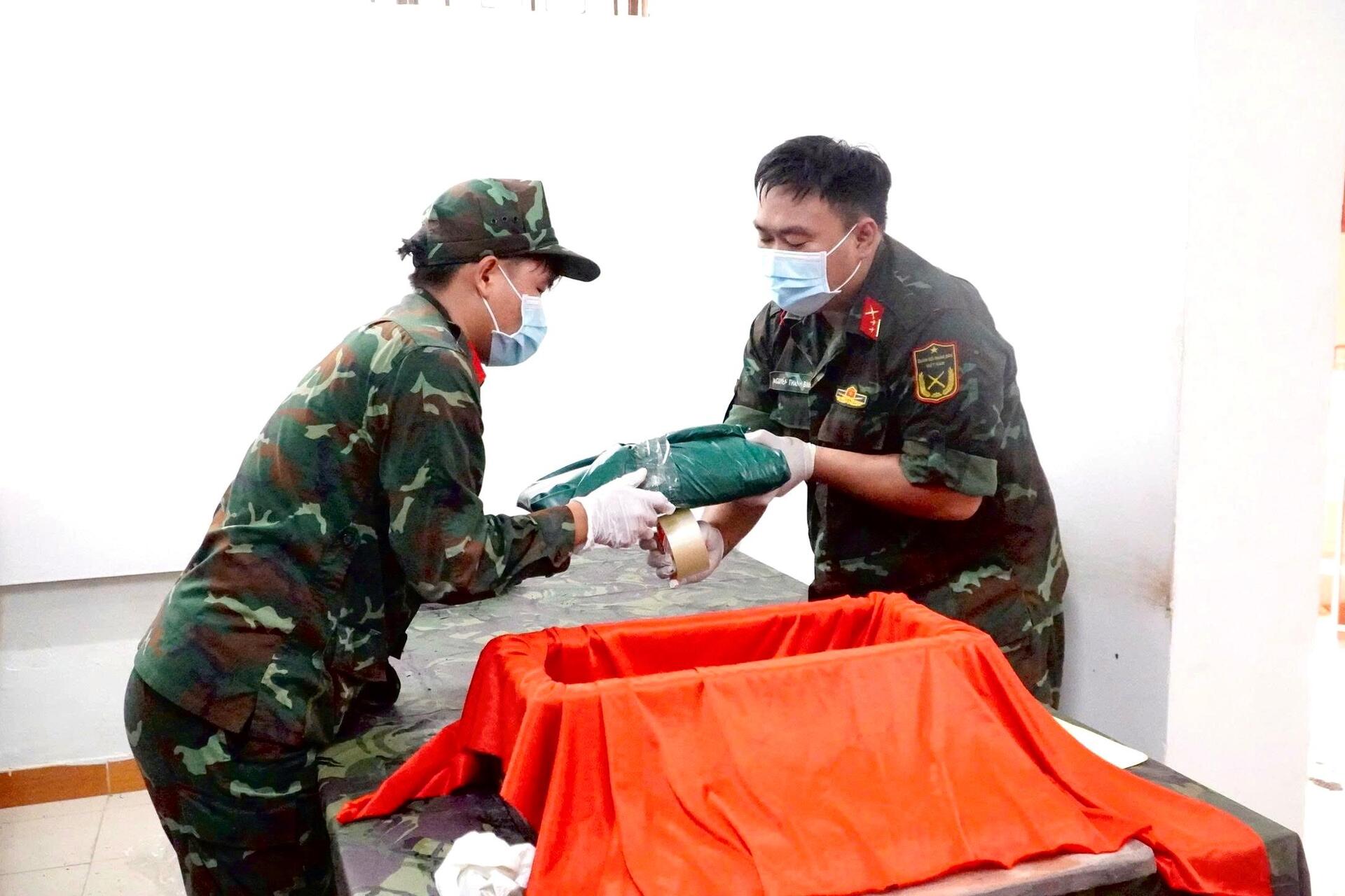 X&uacute;c động h&igrave;nh ảnh nhẫn v&agrave;ng c&ugrave;ng h&agrave;i cốt liệt sĩ tại C&ocirc;ng vi&ecirc;n L&ecirc; Thị Ri&ecirc;ng - Ảnh 12.