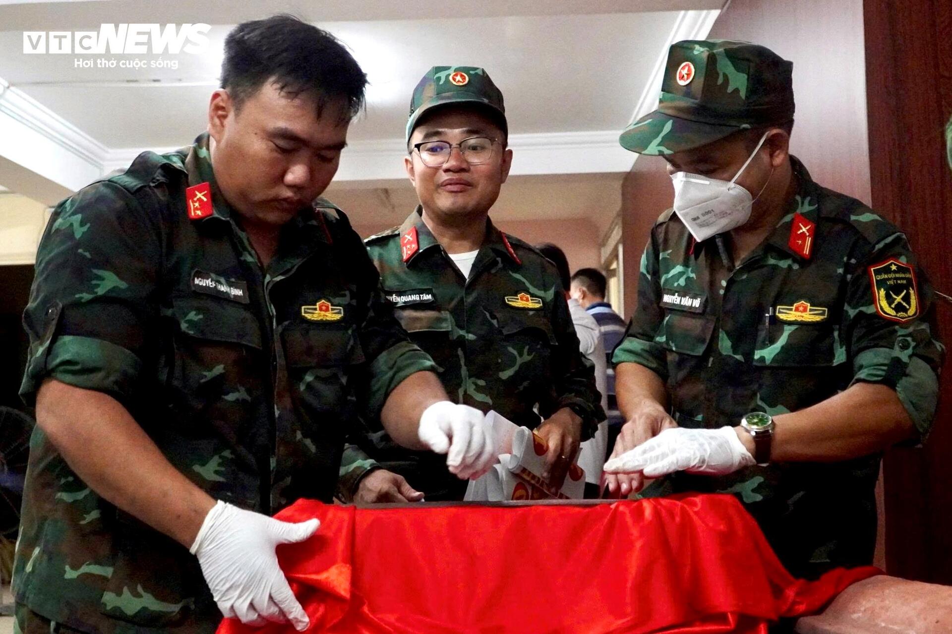 X&uacute;c động h&igrave;nh ảnh nhẫn v&agrave;ng c&ugrave;ng h&agrave;i cốt liệt sĩ tại C&ocirc;ng vi&ecirc;n L&ecirc; Thị Ri&ecirc;ng - Ảnh 13.
