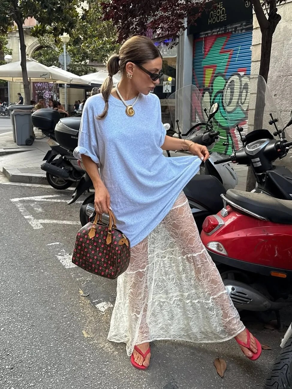 12 outfit với &aacute;o thun đơn giản nhưng mặc l&ecirc;n ai cũng khen c&oacute; gu - Ảnh 14.