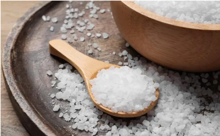Người đ&agrave;n &ocirc;ng 65 tuổi ng&acirc;m ch&acirc;n bằng nước muối mỗi tối, 5 th&aacute;ng sau, trong một lần kh&aacute;m sức khỏe, b&aacute;c sĩ đ&atilde; hết lời khen ngợi- Ảnh 2.