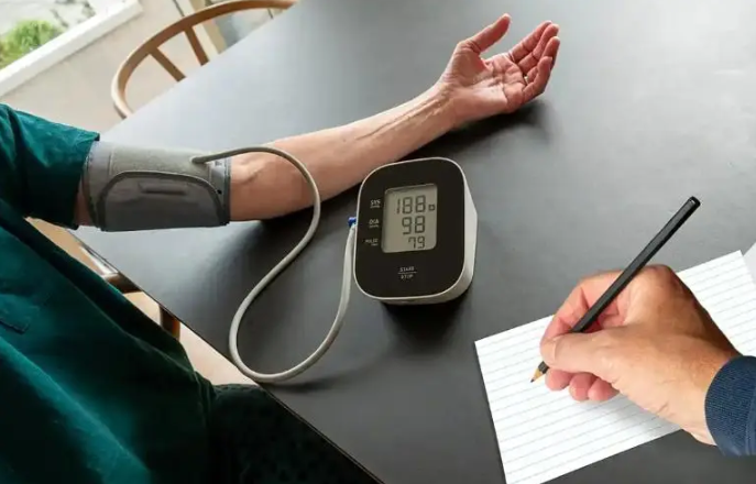 Người đ&agrave;n &ocirc;ng 65 tuổi ng&acirc;m ch&acirc;n bằng nước muối mỗi tối, 5 th&aacute;ng sau, trong một lần kh&aacute;m sức khỏe, b&aacute;c sĩ đ&atilde; hết lời khen ngợi- Ảnh 3.