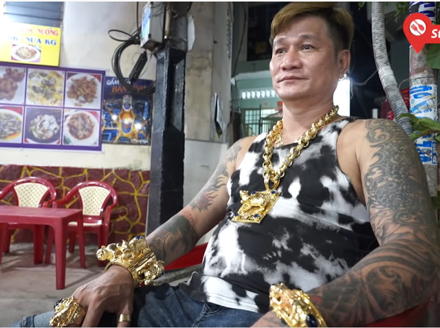 &Ocirc;ng chủ qu&aacute;n ốc đeo 116 lượng v&agrave;ng thu h&uacute;t thực kh&aacute;ch tại TP . HCM - Ảnh 5.